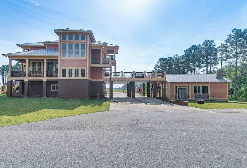 7 Mi To Downtown Fitzgerald: Spacious Home W/ Deck