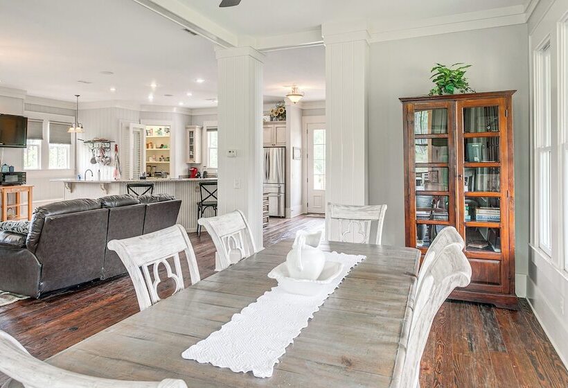 7 Mi To Downtown Fitzgerald: Spacious Home W/ Deck