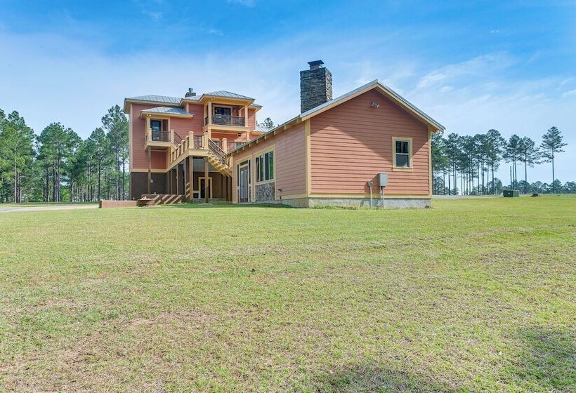 7 Mi To Downtown Fitzgerald: Spacious Home W/ Deck