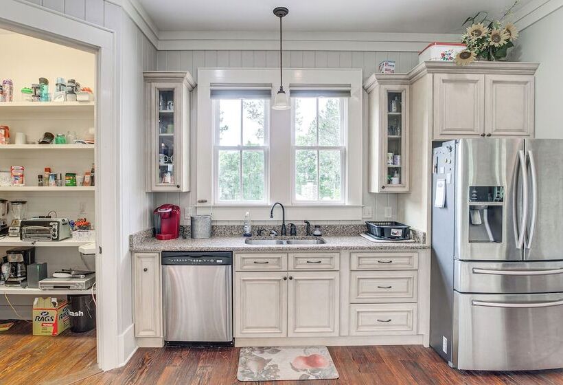 7 Mi To Downtown Fitzgerald: Spacious Home W/ Deck