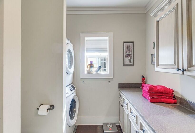 7 Mi To Downtown Fitzgerald: Spacious Home W/ Deck