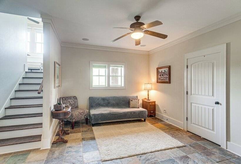 7 Mi To Downtown Fitzgerald: Spacious Home W/ Deck