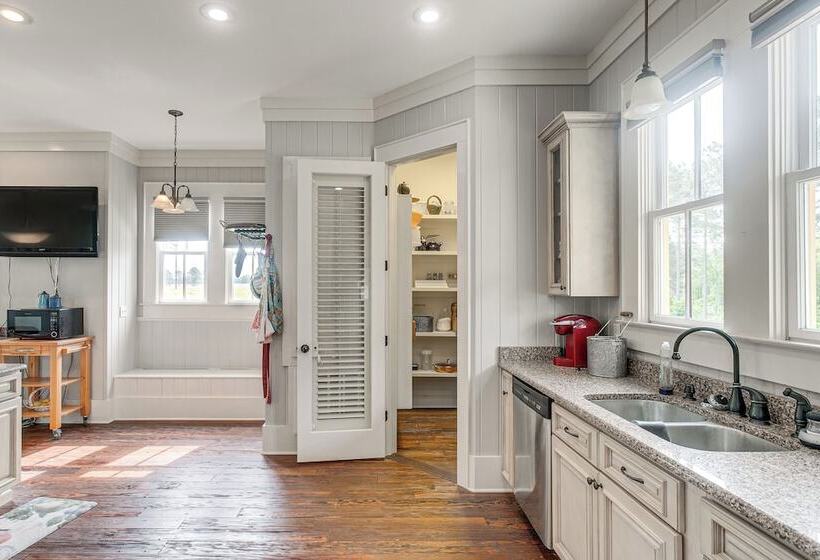 7 Mi To Downtown Fitzgerald: Spacious Home W/ Deck