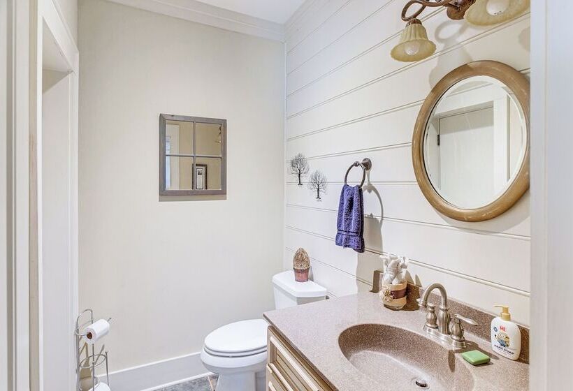 7 Mi To Downtown Fitzgerald: Spacious Home W/ Deck