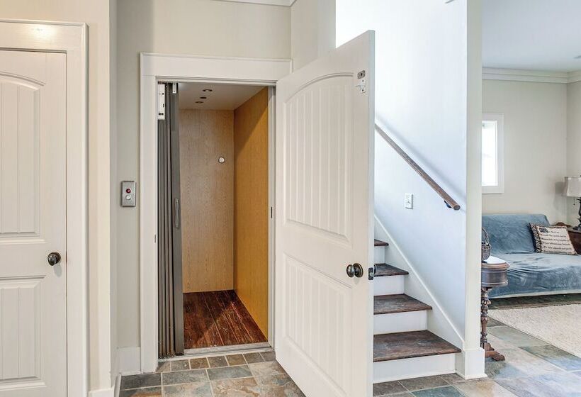 7 Mi To Downtown Fitzgerald: Spacious Home W/ Deck