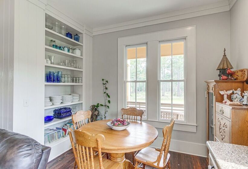 7 Mi To Downtown Fitzgerald: Spacious Home W/ Deck