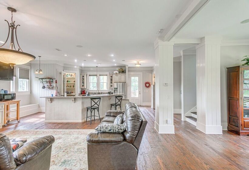 7 Mi To Downtown Fitzgerald: Spacious Home W/ Deck