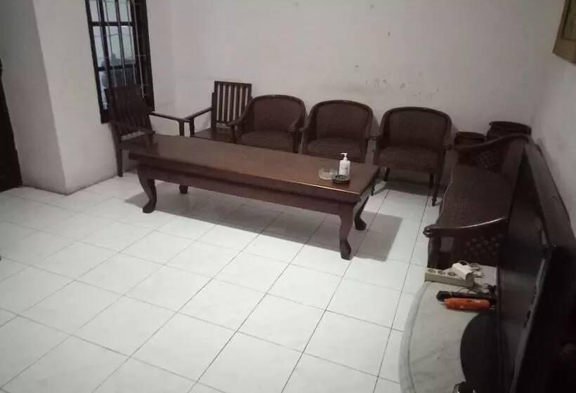 ホテル Spot On 94040 Agung Home Stay