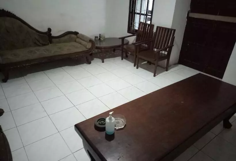 ホテル Spot On 94040 Agung Home Stay