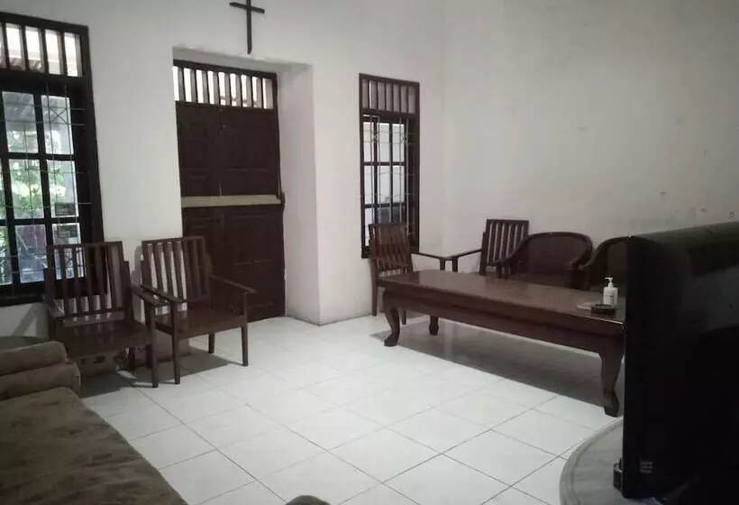 ホテル Spot On 94040 Agung Home Stay