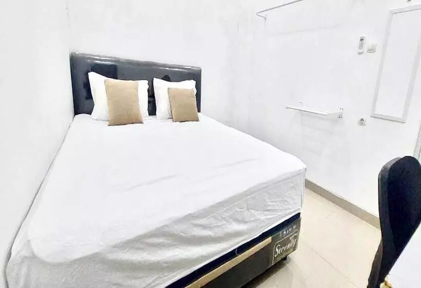 ホテル Spot On 94040 Agung Home Stay