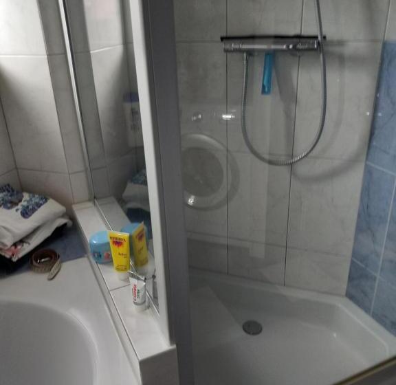 민박 Een Persoonskamer Met Ontbijt