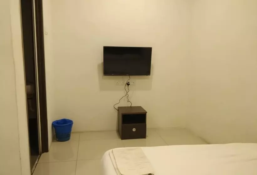 Oyo 90995 Hotel Nk Impian