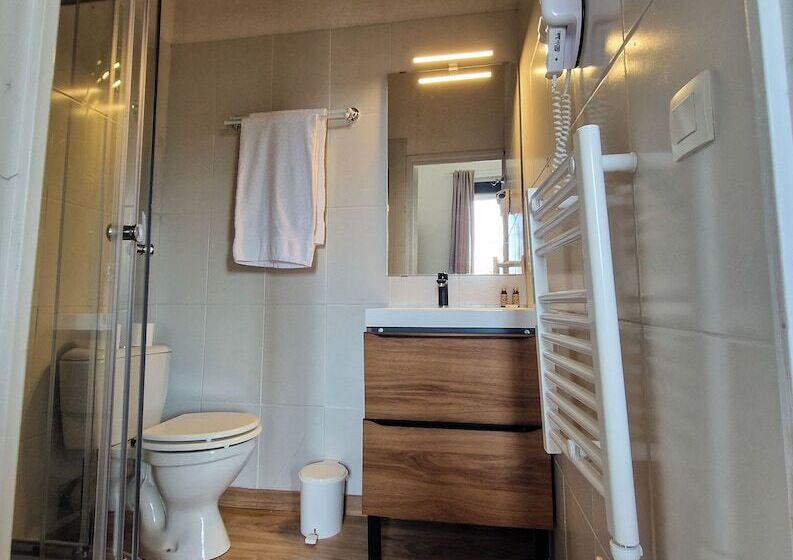 هتل Le Manoir De Lisle