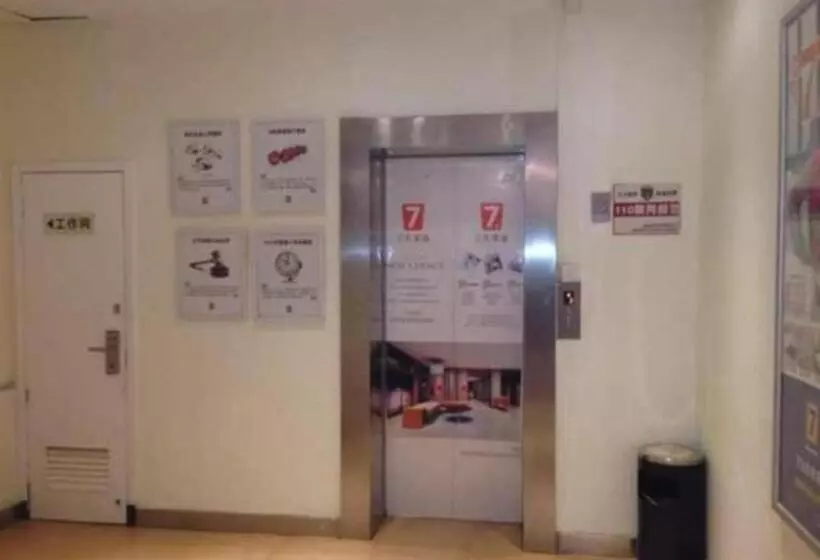 Hotelli 7 Days Inn Qingdao Liaoyang West Road Xinye Plaza Metro Station