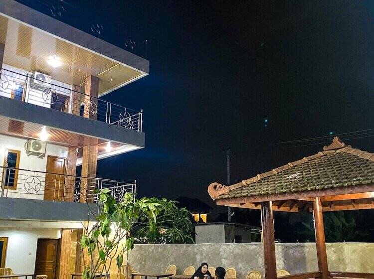 هتل Wijaya Family 2