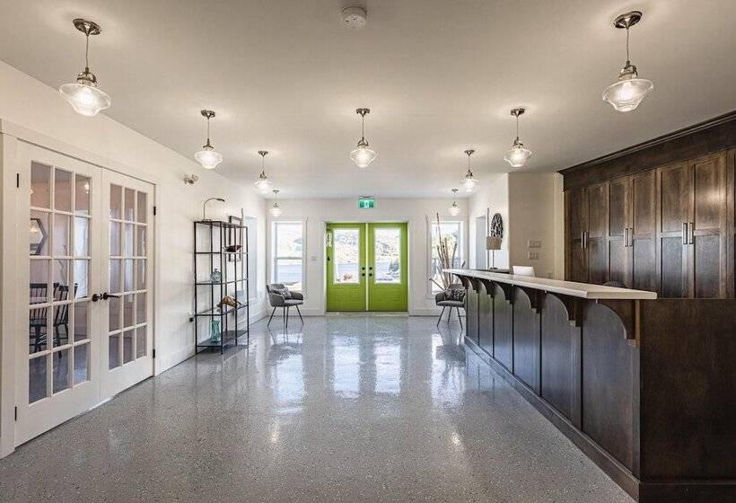 هتل The Tides Inn