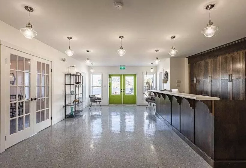 Hotelli The Tides Inn