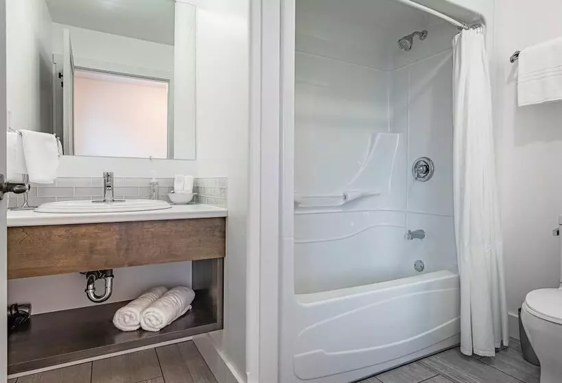 Hotelli The Tides Inn