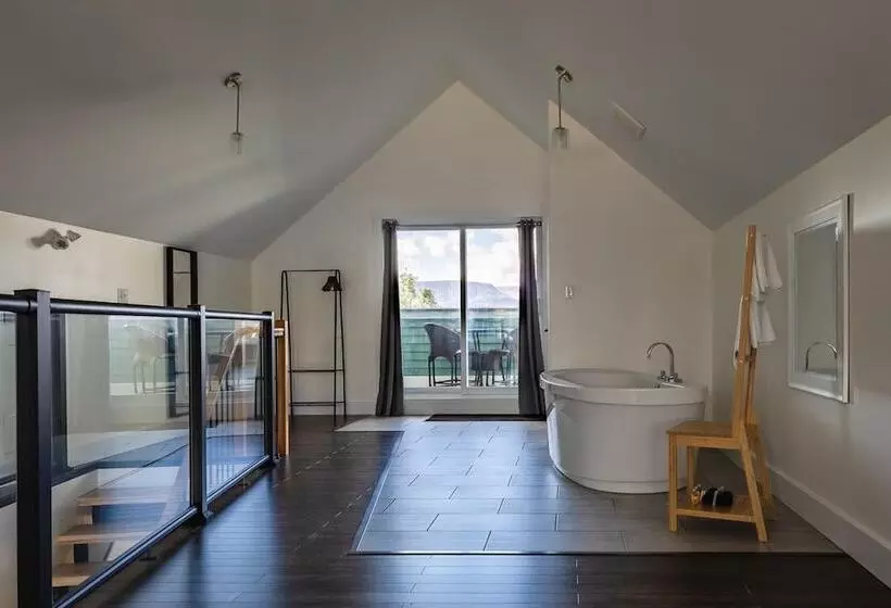 Hotelli The Tides Inn