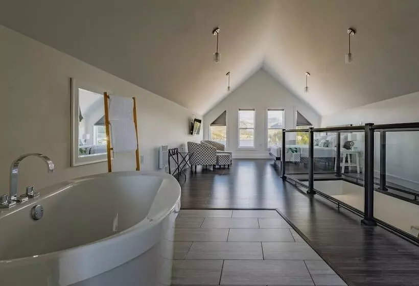 Hotelli The Tides Inn