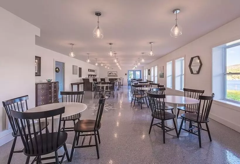 Hotelli The Tides Inn