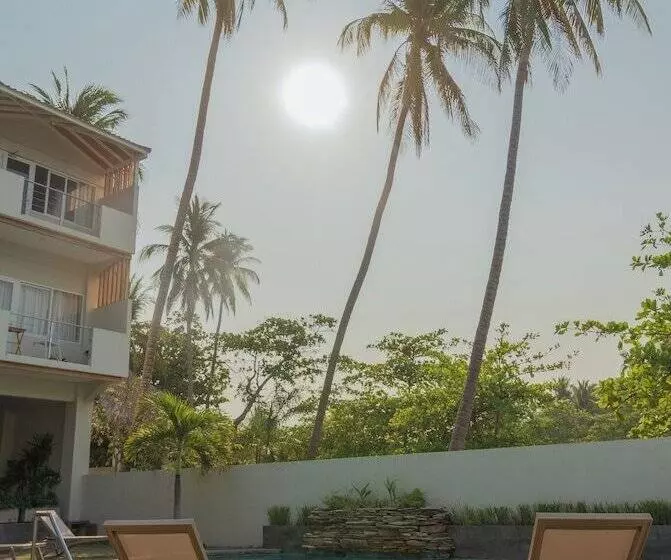 Mirasurf Hotel & Waves