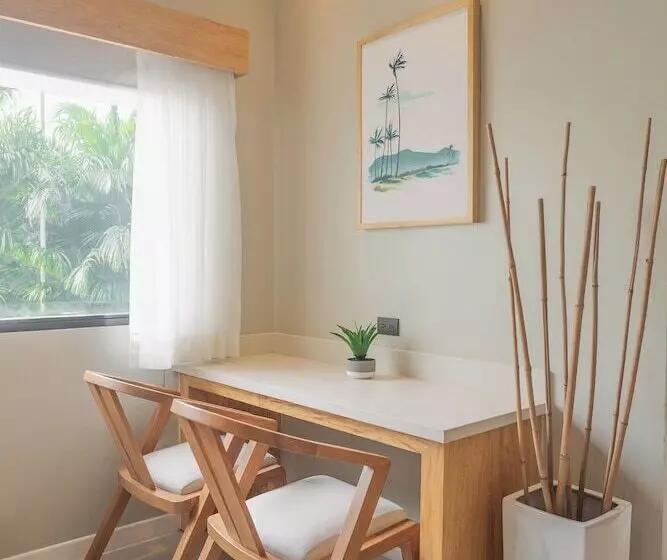 Mirasurf Hotel & Waves