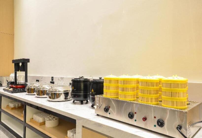 Отель City Comfort Inn Jingmen Shayang Hongsen New World