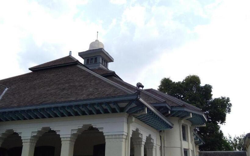 Otel Urbanview Syariah Wisma Nabil Solo