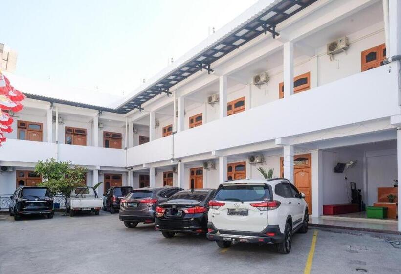 Otel Urbanview Syariah Wisma Nabil Solo