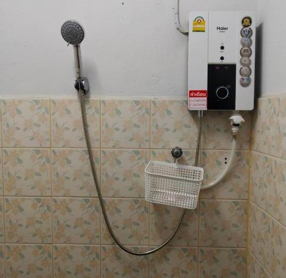 ホテル Chainarong Road