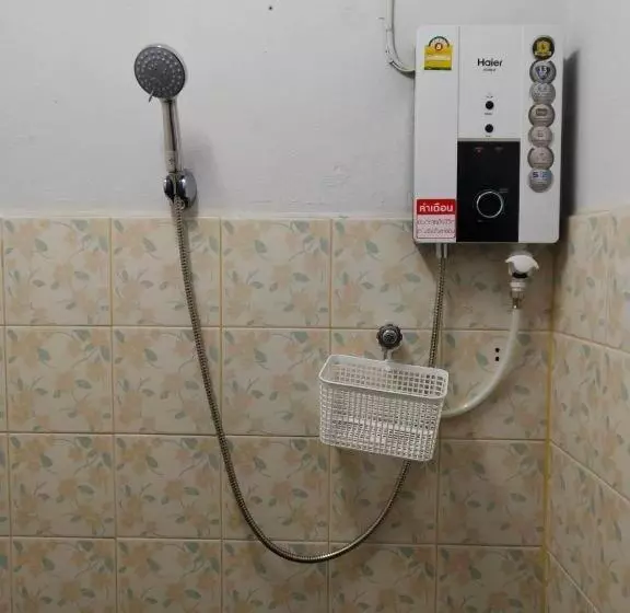 ホテル Chainarong Road