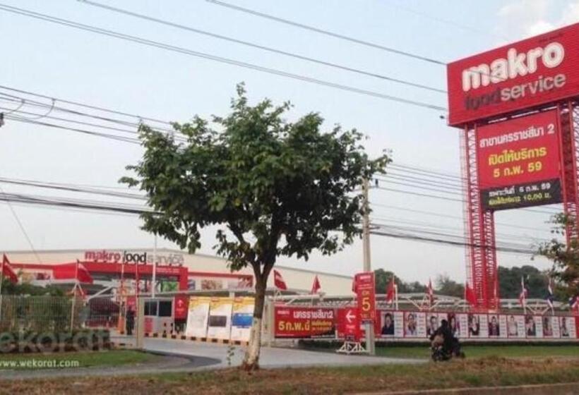 ホテル Chainarong Road