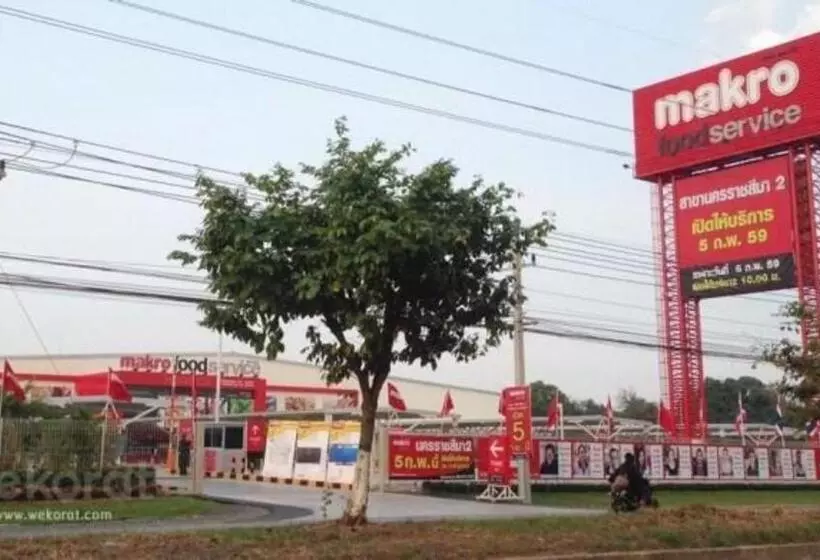 ホテル Chainarong Road