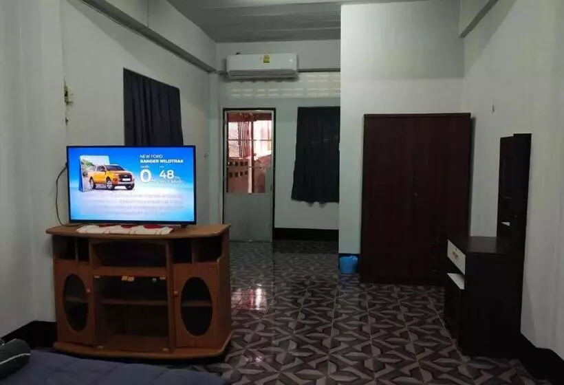 ホテル Chainarong Road