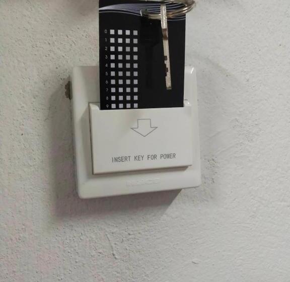 ホテル Chainarong Road