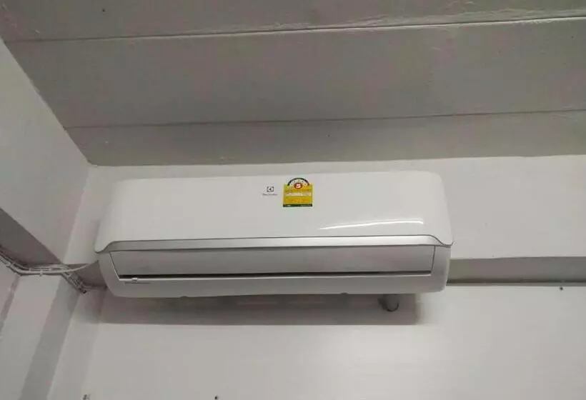 ホテル Chainarong Road