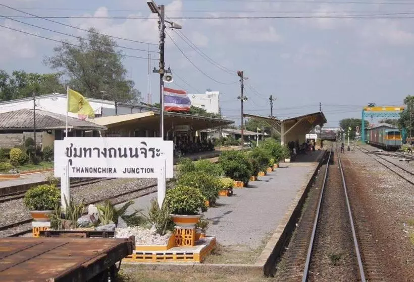 ホテル Chainarong Road