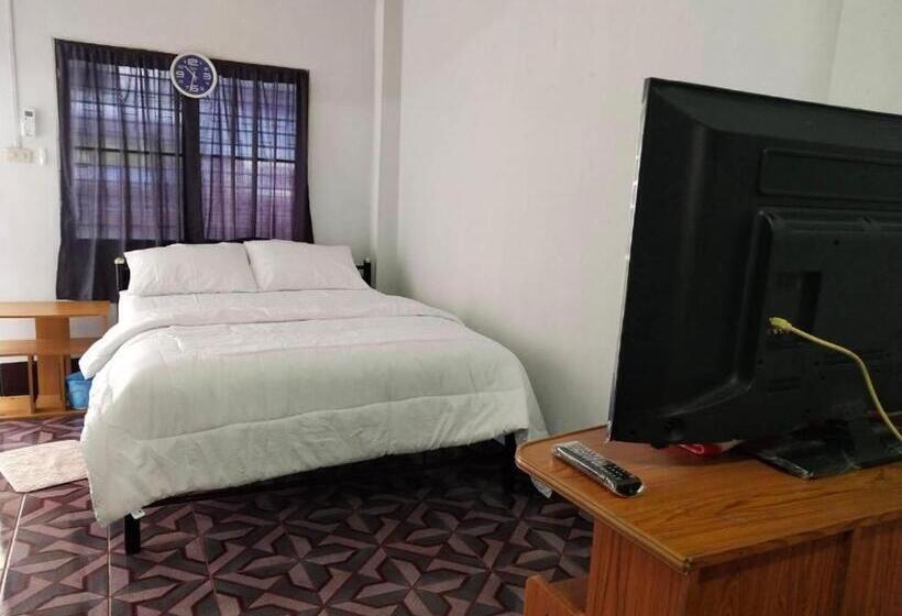 ホテル Chainarong Road