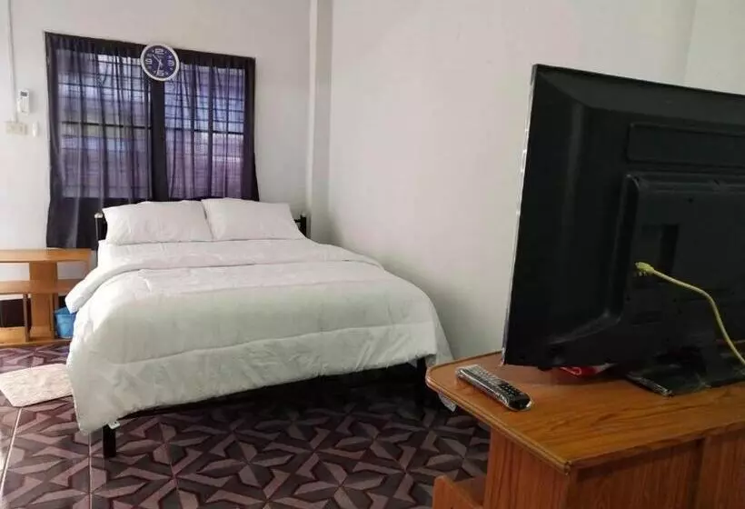 ホテル Chainarong Road