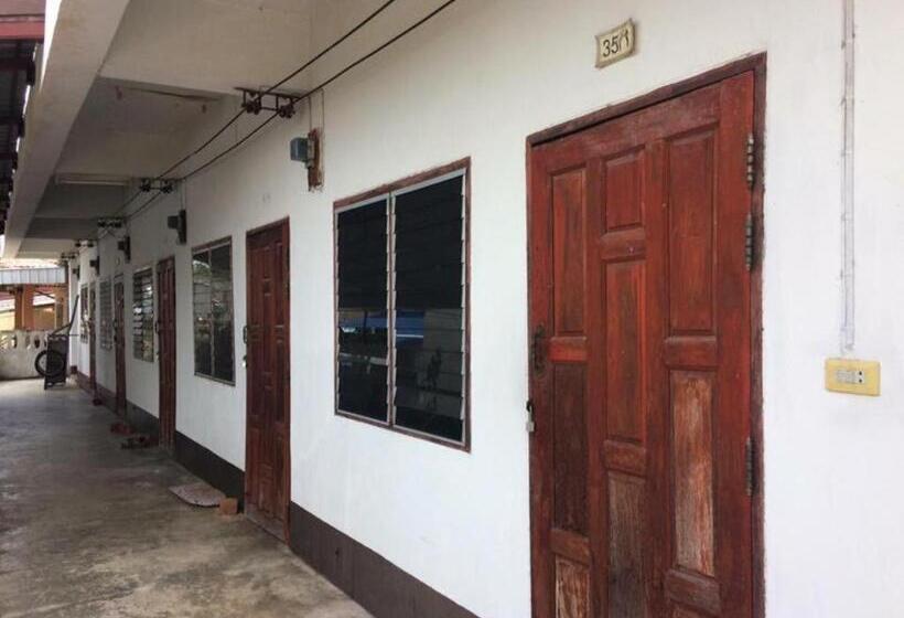 ホテル Chainarong Road