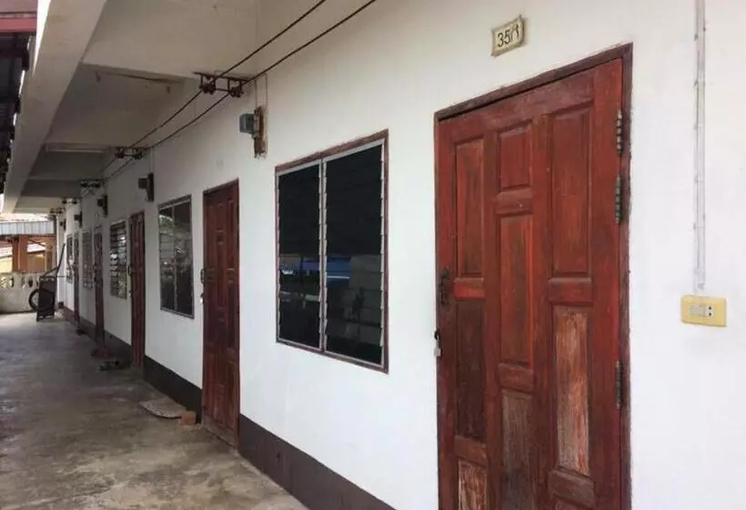 ホテル Chainarong Road