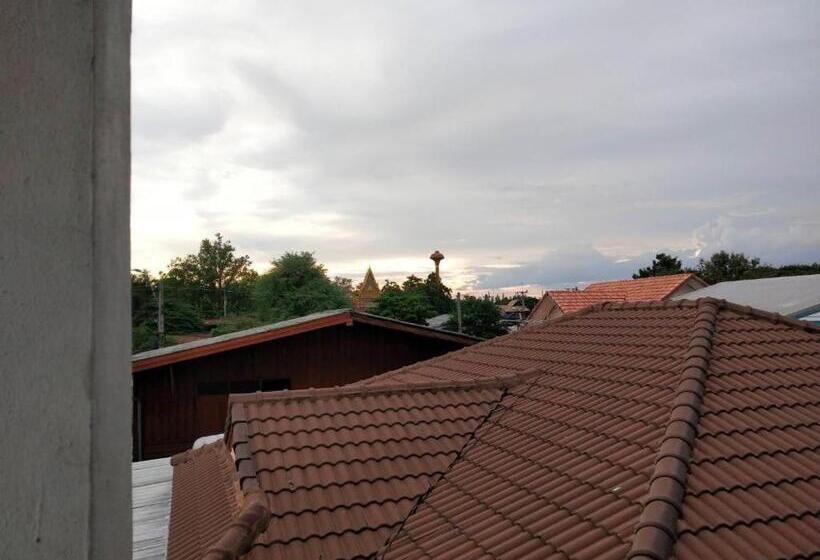 ホテル Chainarong Road