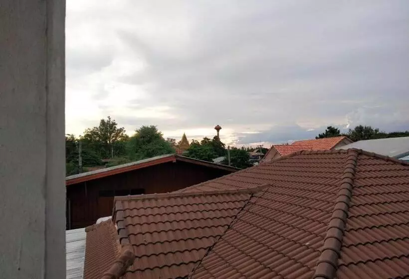 ホテル Chainarong Road