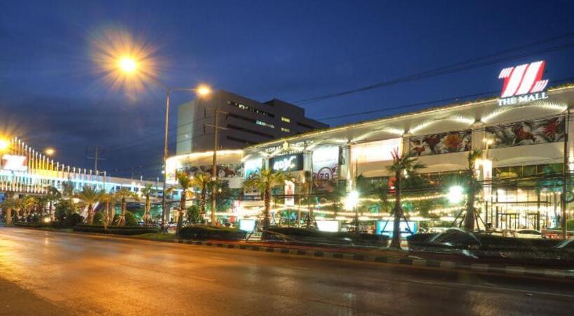 ホテル Chainarong Road