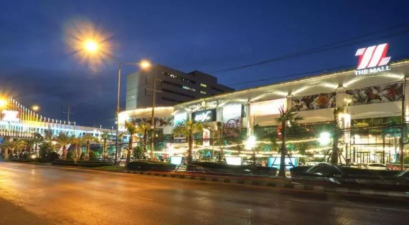 ホテル Chainarong Road