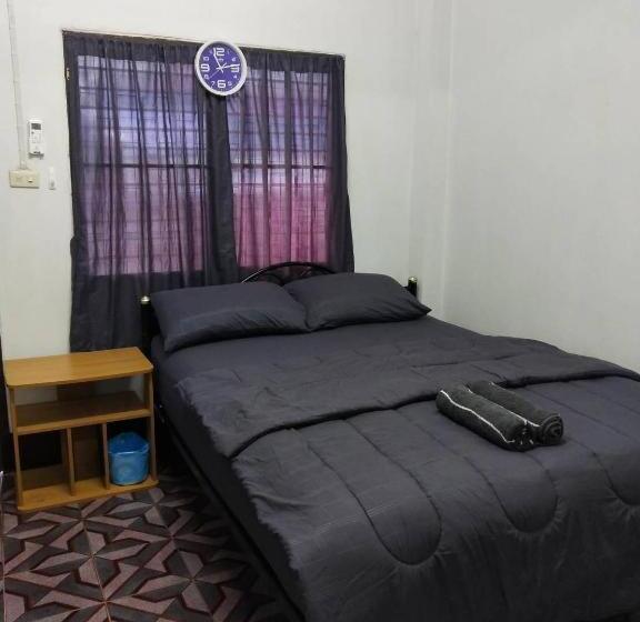 ホテル Chainarong Road