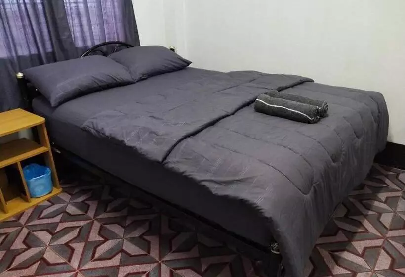 ホテル Chainarong Road