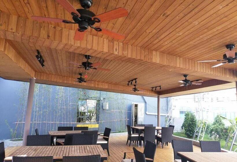 Iu Hotels·nanning Zoo Metro Station Rt Mart